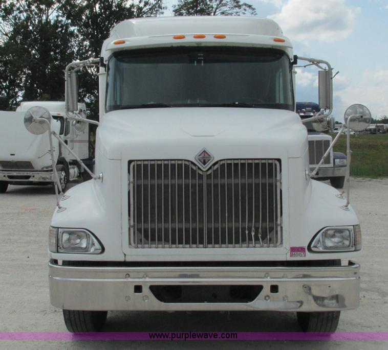image for item L5268 2006 International 9400i semi truck