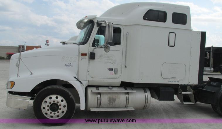 image for item L5268 2006 International 9400i semi truck