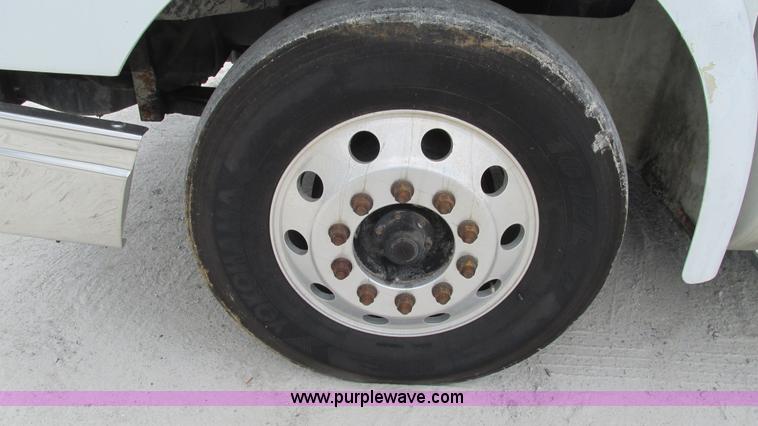 image for item L5268 2006 International 9400i semi truck