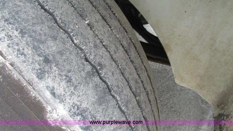 image for item L5268 2006 International 9400i semi truck