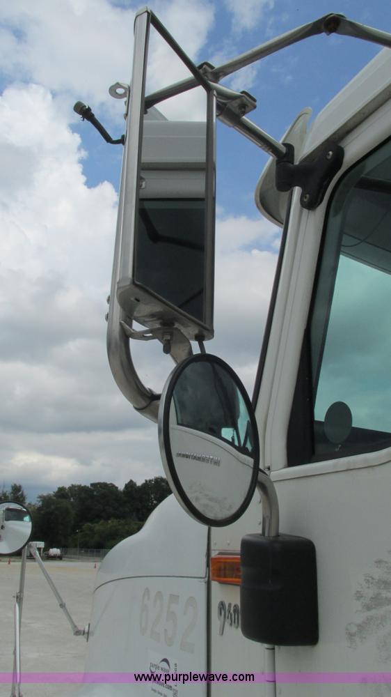 image for item L5268 2006 International 9400i semi truck