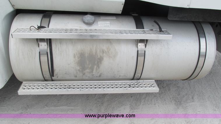 image for item L5268 2006 International 9400i semi truck