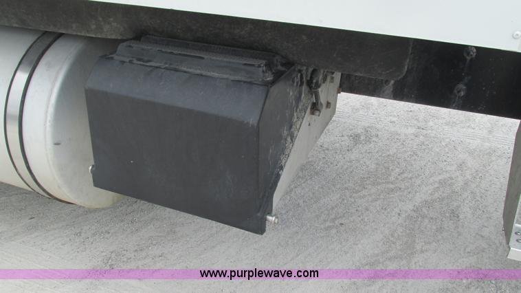 image for item L5268 2006 International 9400i semi truck