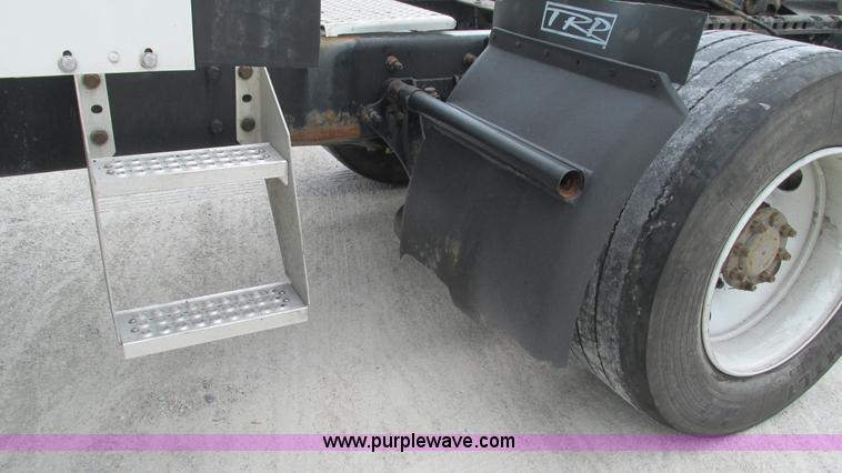 image for item L5268 2006 International 9400i semi truck