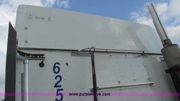 image for item L5268 2006 International 9400i semi truck