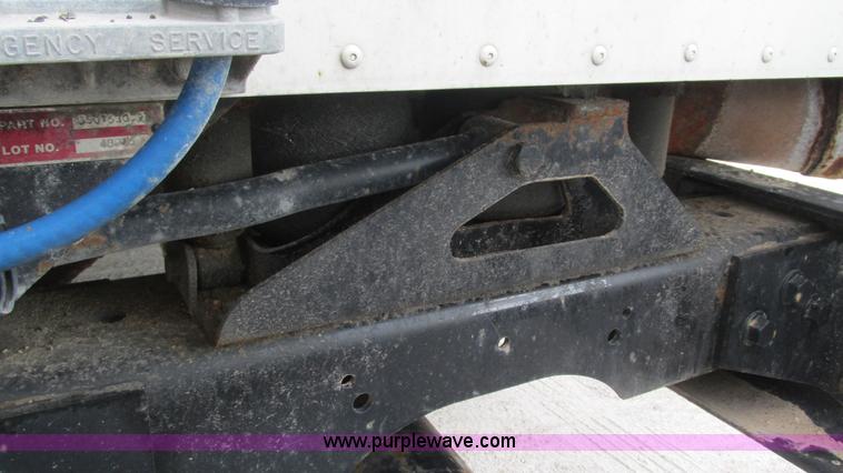 image for item L5268 2006 International 9400i semi truck