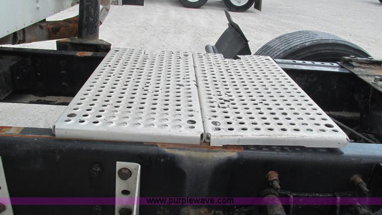 image for item L5268 2006 International 9400i semi truck