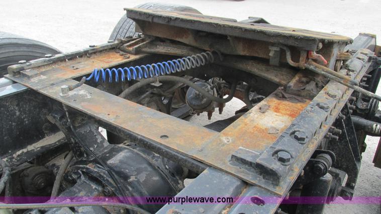 image for item L5268 2006 International 9400i semi truck