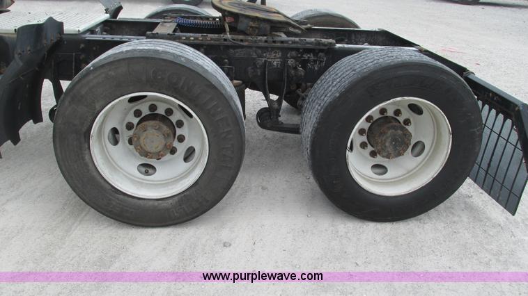 image for item L5268 2006 International 9400i semi truck