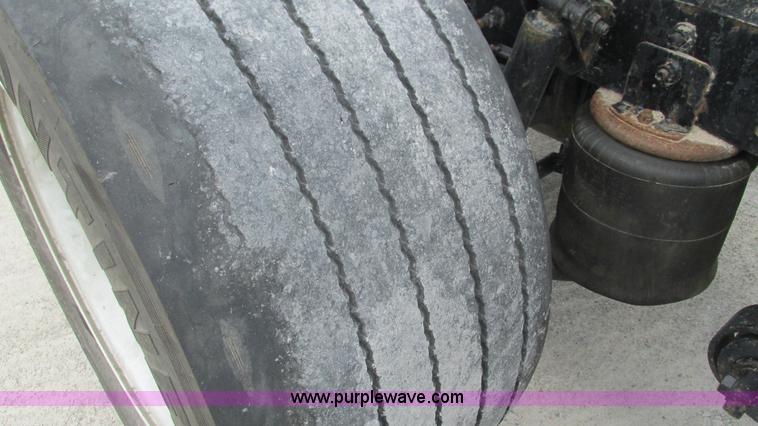 image for item L5268 2006 International 9400i semi truck