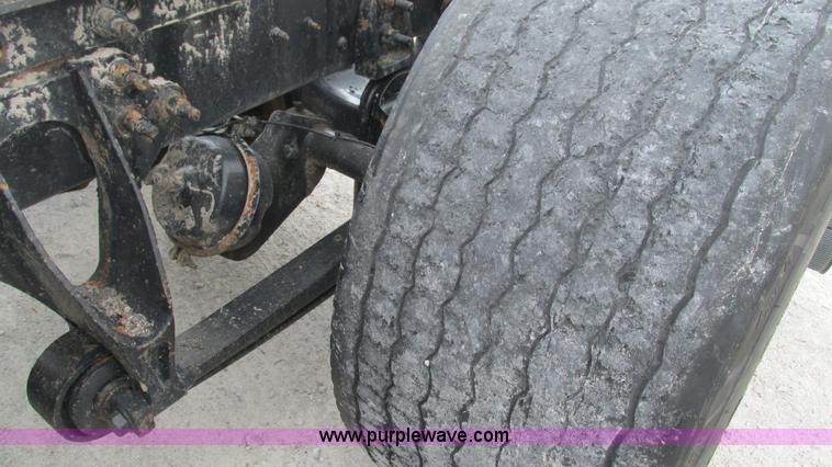 image for item L5268 2006 International 9400i semi truck