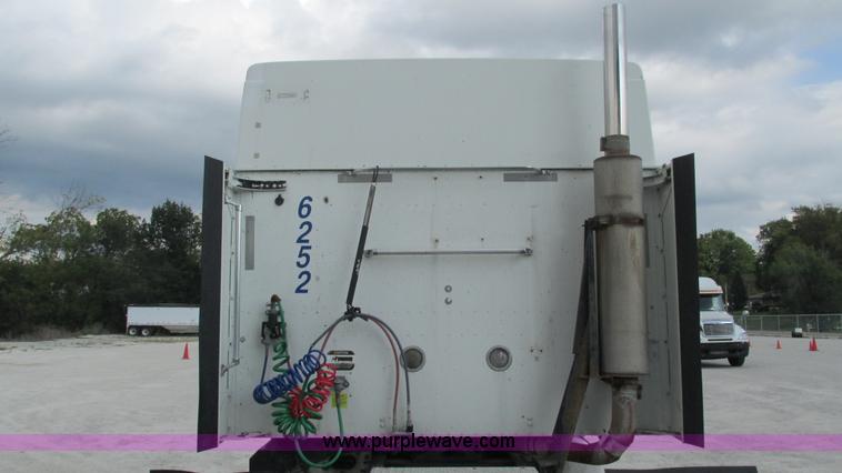 image for item L5268 2006 International 9400i semi truck