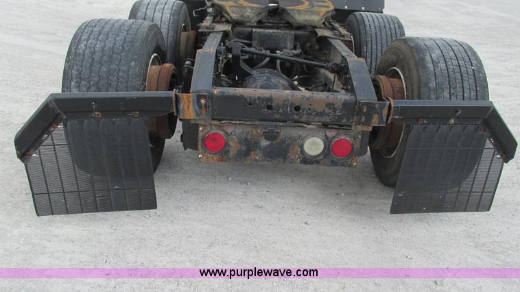 image for item L5268 2006 International 9400i semi truck