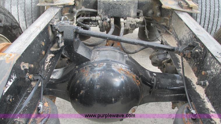 image for item L5268 2006 International 9400i semi truck