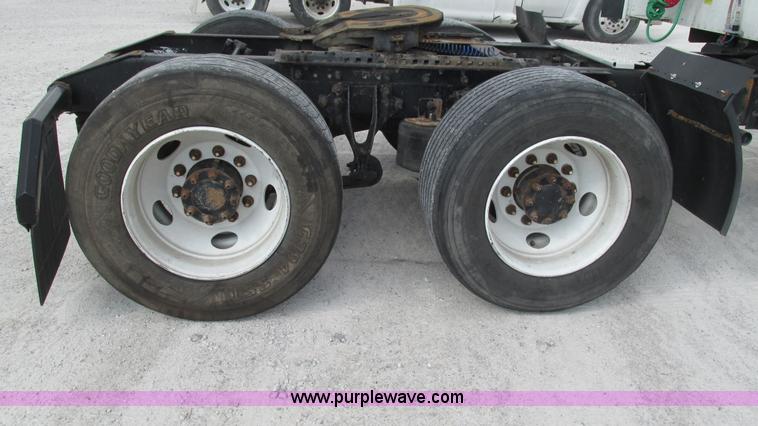 image for item L5268 2006 International 9400i semi truck