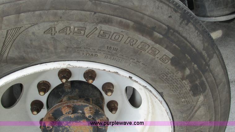 image for item L5268 2006 International 9400i semi truck