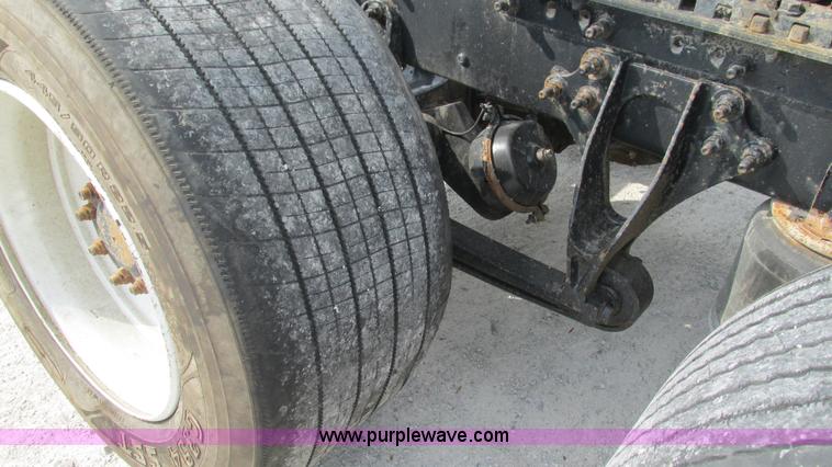 image for item L5268 2006 International 9400i semi truck