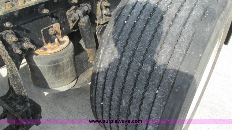 image for item L5268 2006 International 9400i semi truck