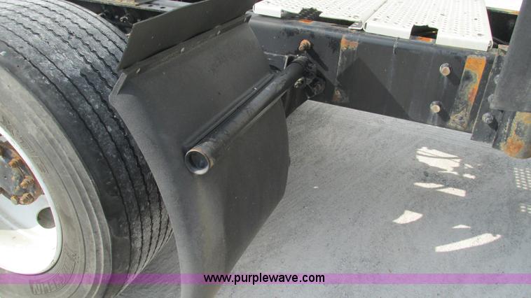 image for item L5268 2006 International 9400i semi truck