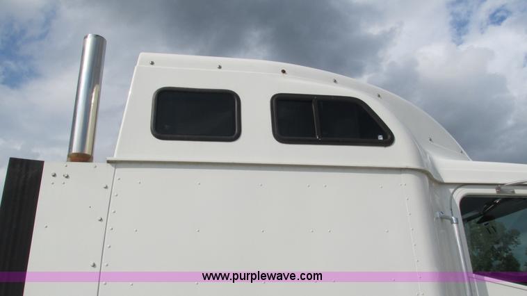 image for item L5268 2006 International 9400i semi truck