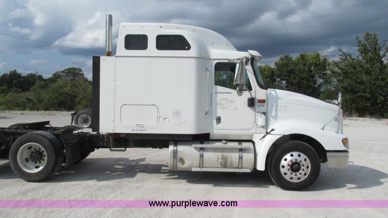 image for item L5268 2006 International 9400i semi truck