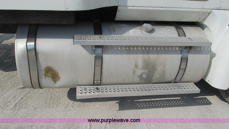 image for item L5268 2006 International 9400i semi truck