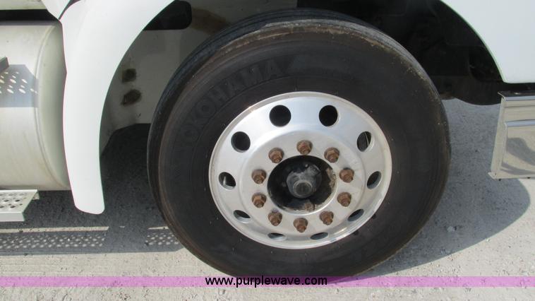 image for item L5268 2006 International 9400i semi truck