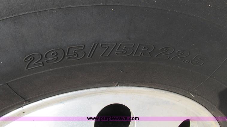 image for item L5268 2006 International 9400i semi truck