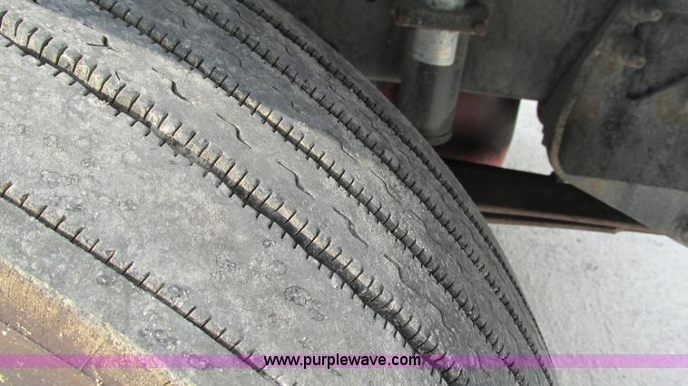 image for item L5268 2006 International 9400i semi truck