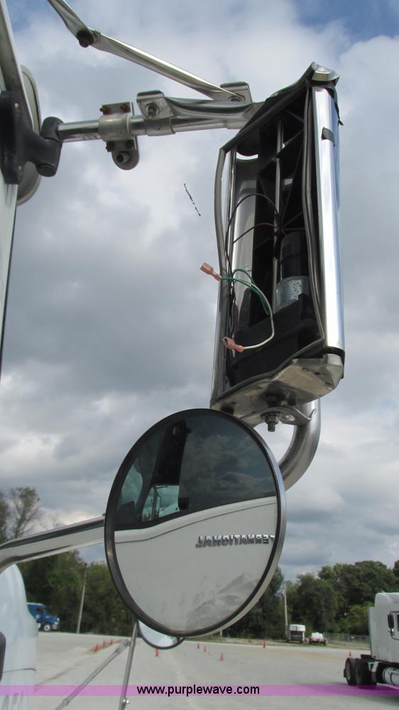 image for item L5268 2006 International 9400i semi truck