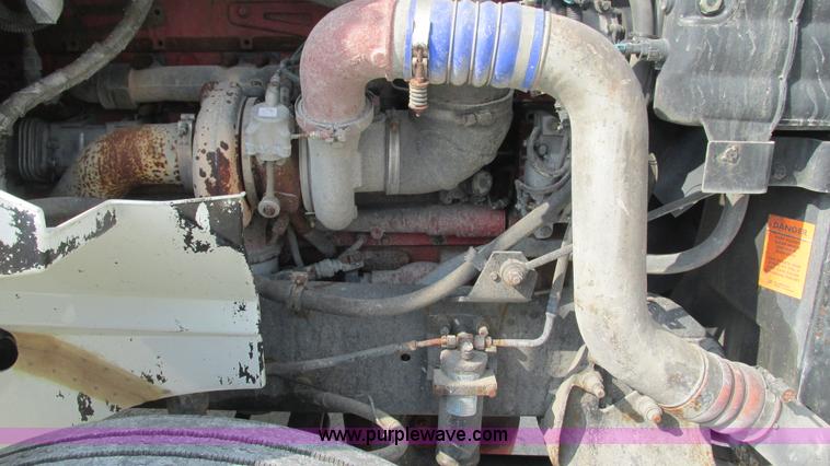 image for item L5268 2006 International 9400i semi truck