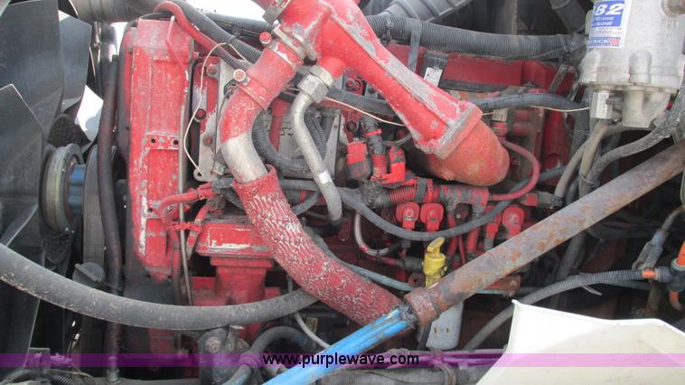 image for item L5268 2006 International 9400i semi truck