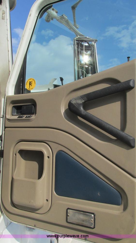 image for item L5268 2006 International 9400i semi truck