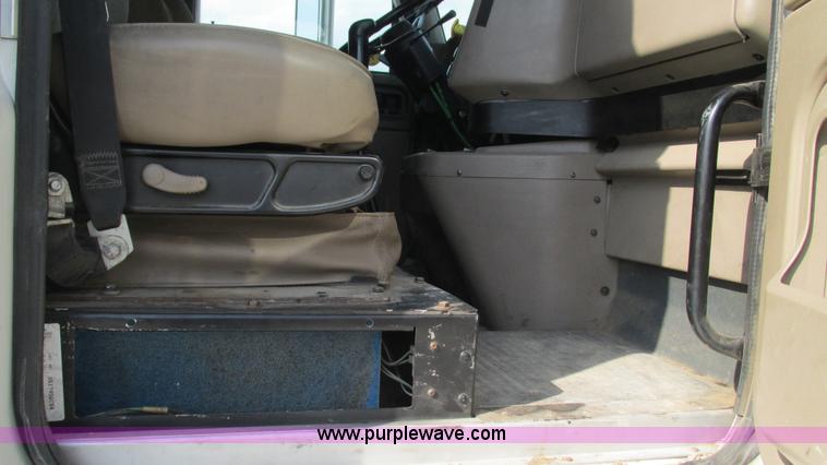 image for item L5268 2006 International 9400i semi truck