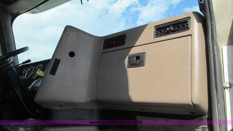 image for item L5268 2006 International 9400i semi truck