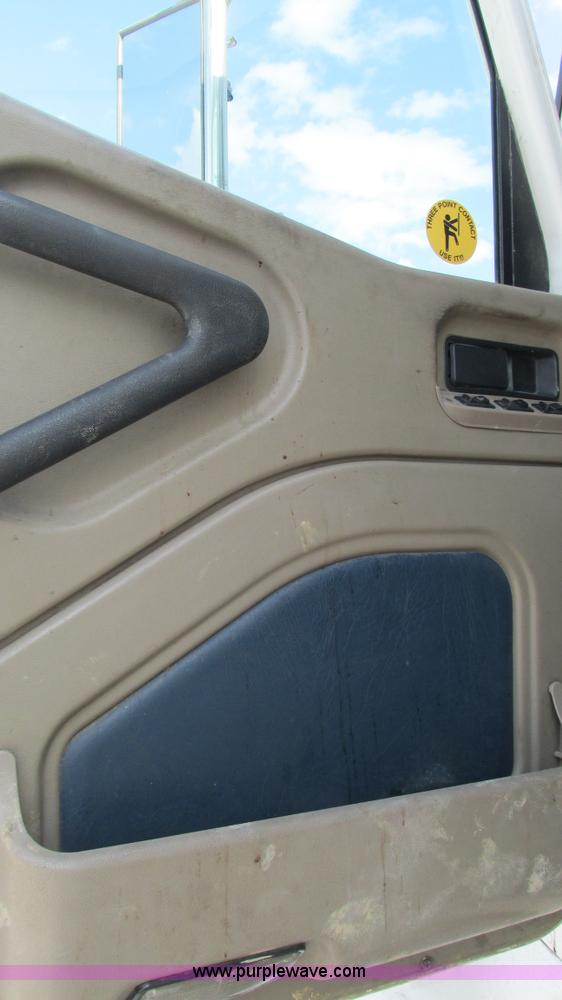 image for item L5268 2006 International 9400i semi truck