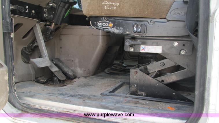 image for item L5268 2006 International 9400i semi truck