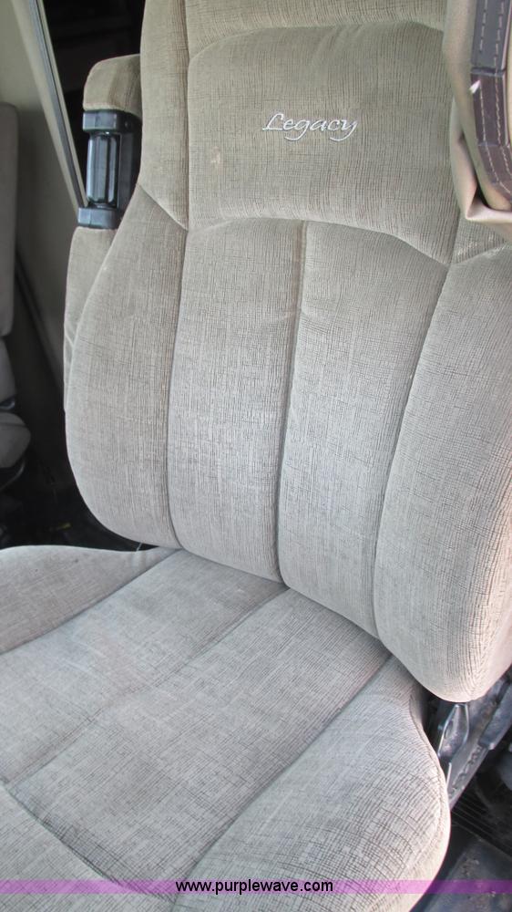 image for item L5268 2006 International 9400i semi truck