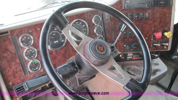 image for item L5268 2006 International 9400i semi truck