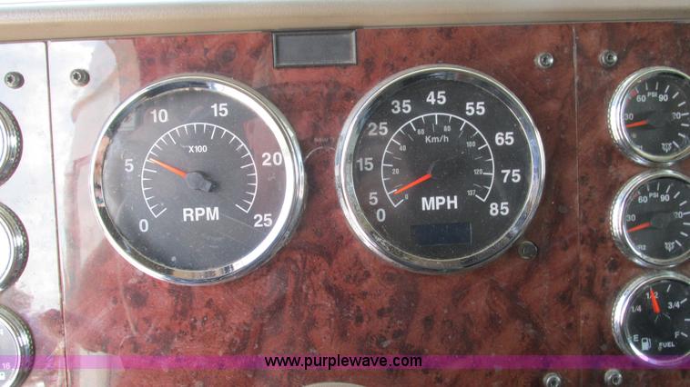 image for item L5268 2006 International 9400i semi truck