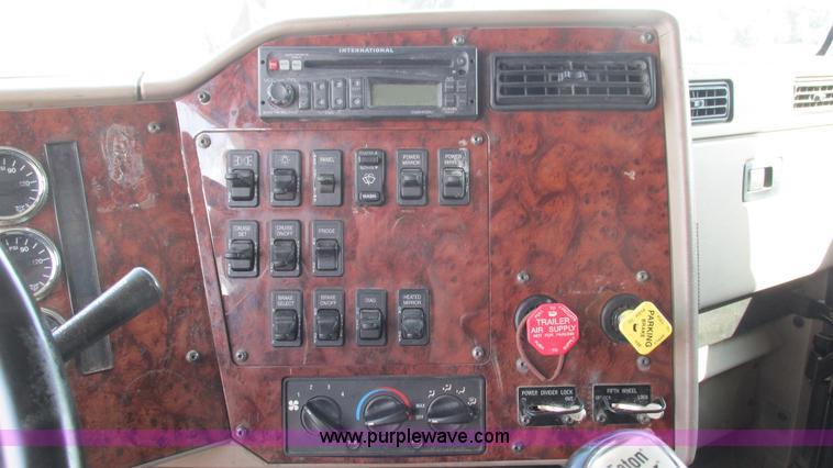 image for item L5268 2006 International 9400i semi truck