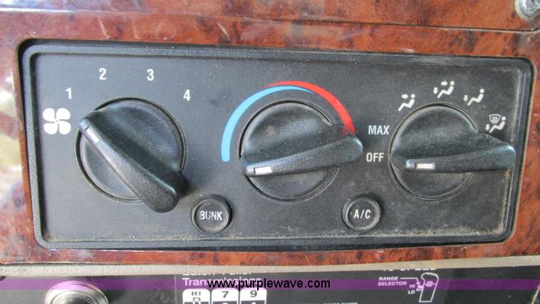 image for item L5268 2006 International 9400i semi truck