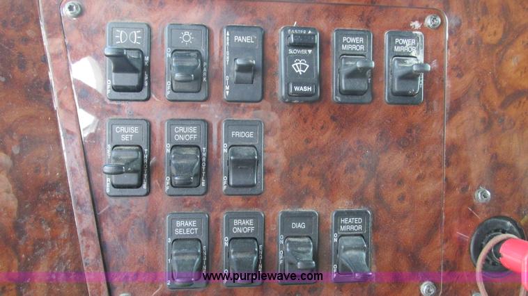 image for item L5268 2006 International 9400i semi truck