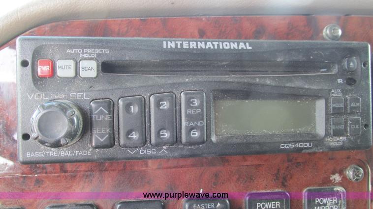 image for item L5268 2006 International 9400i semi truck