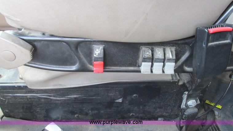 image for item L5268 2006 International 9400i semi truck