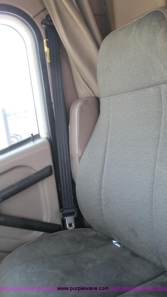 image for item L5268 2006 International 9400i semi truck