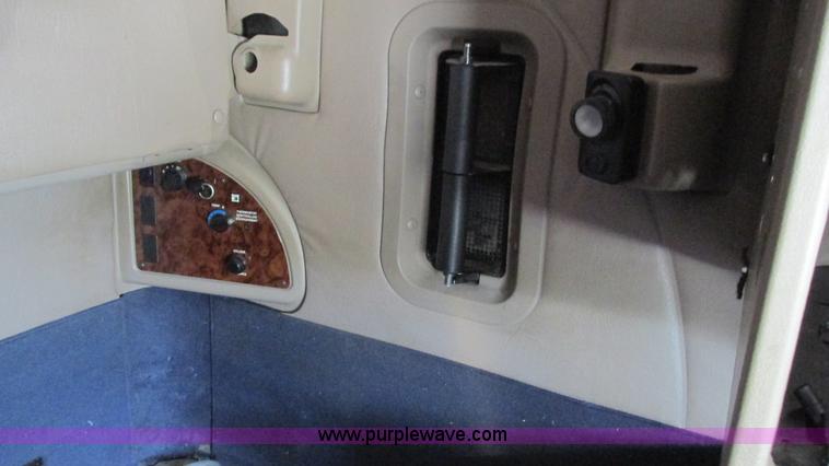 image for item L5268 2006 International 9400i semi truck