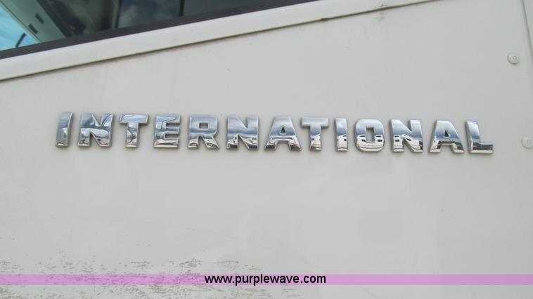 image for item L5268 2006 International 9400i semi truck