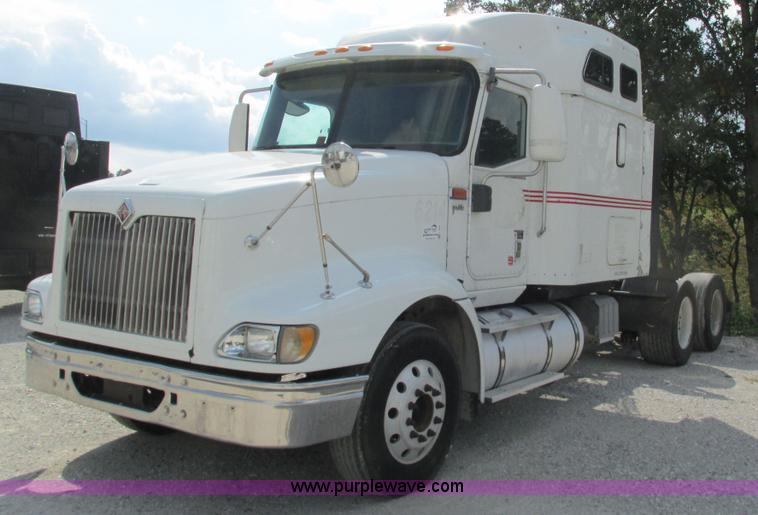 image for item L5269 2005 International 9400i semi truck