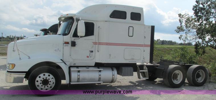 image for item L5269 2005 International 9400i semi truck